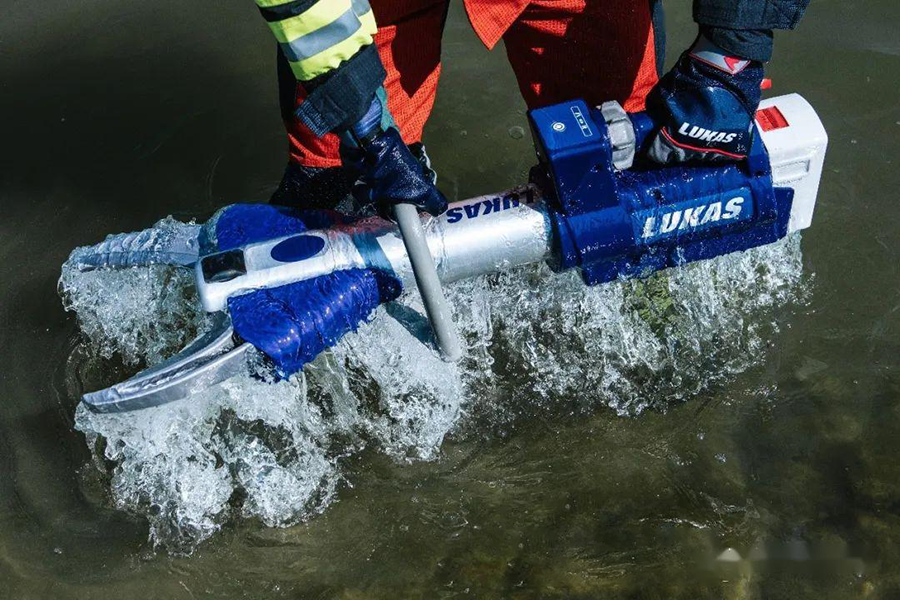 南方暴雨破紀錄 歐盾救援方案之汽車水下救援(圖2) 南方暴雨破紀錄 歐盾救援方案之汽車水下救援(圖2)